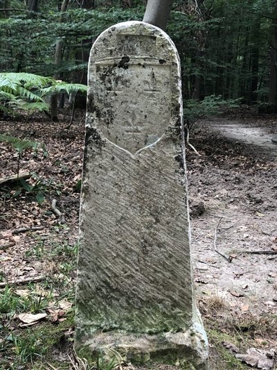 Borne armoriée