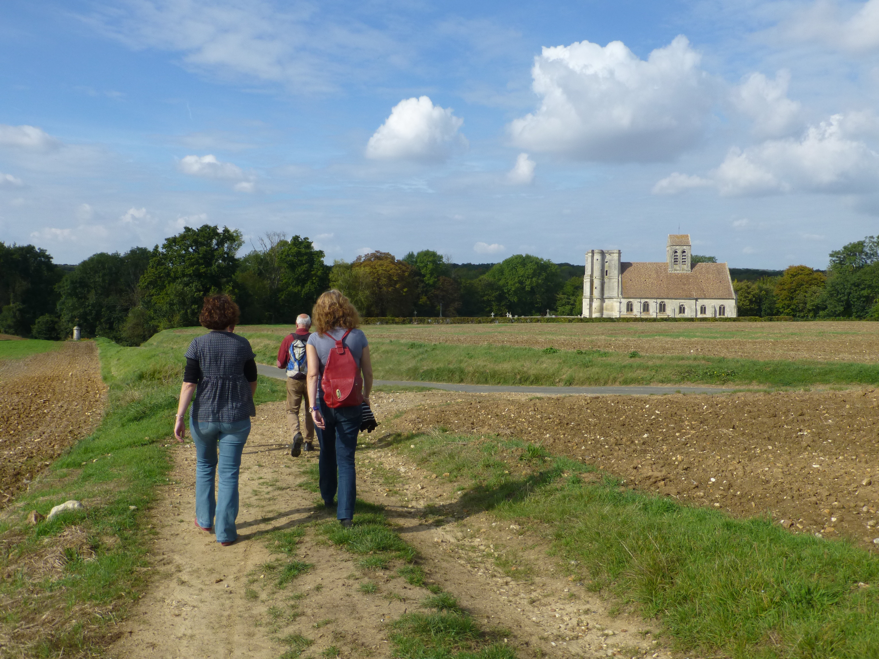 En chemin, l'église de Nucourt