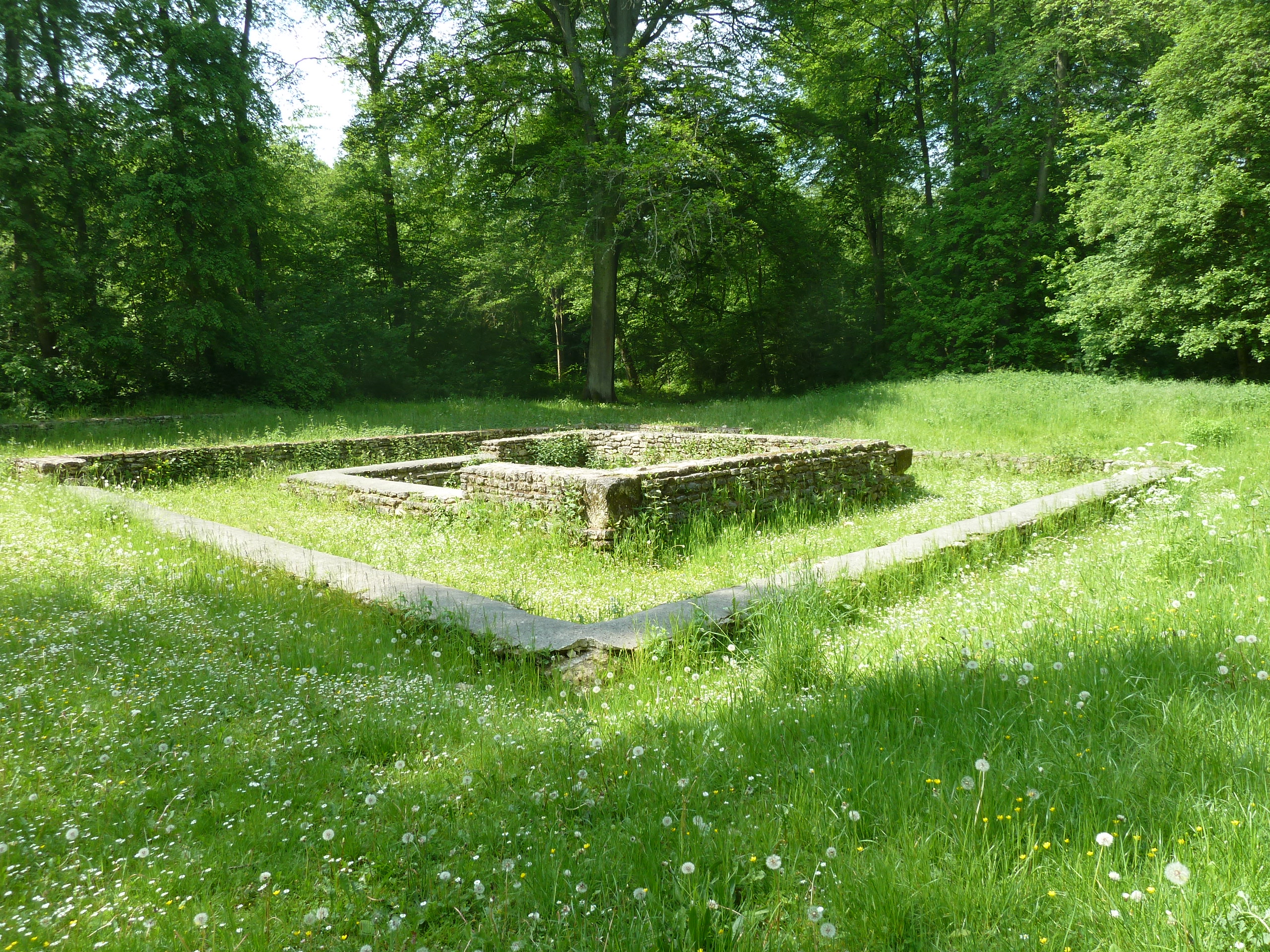 Une clairière, un temple