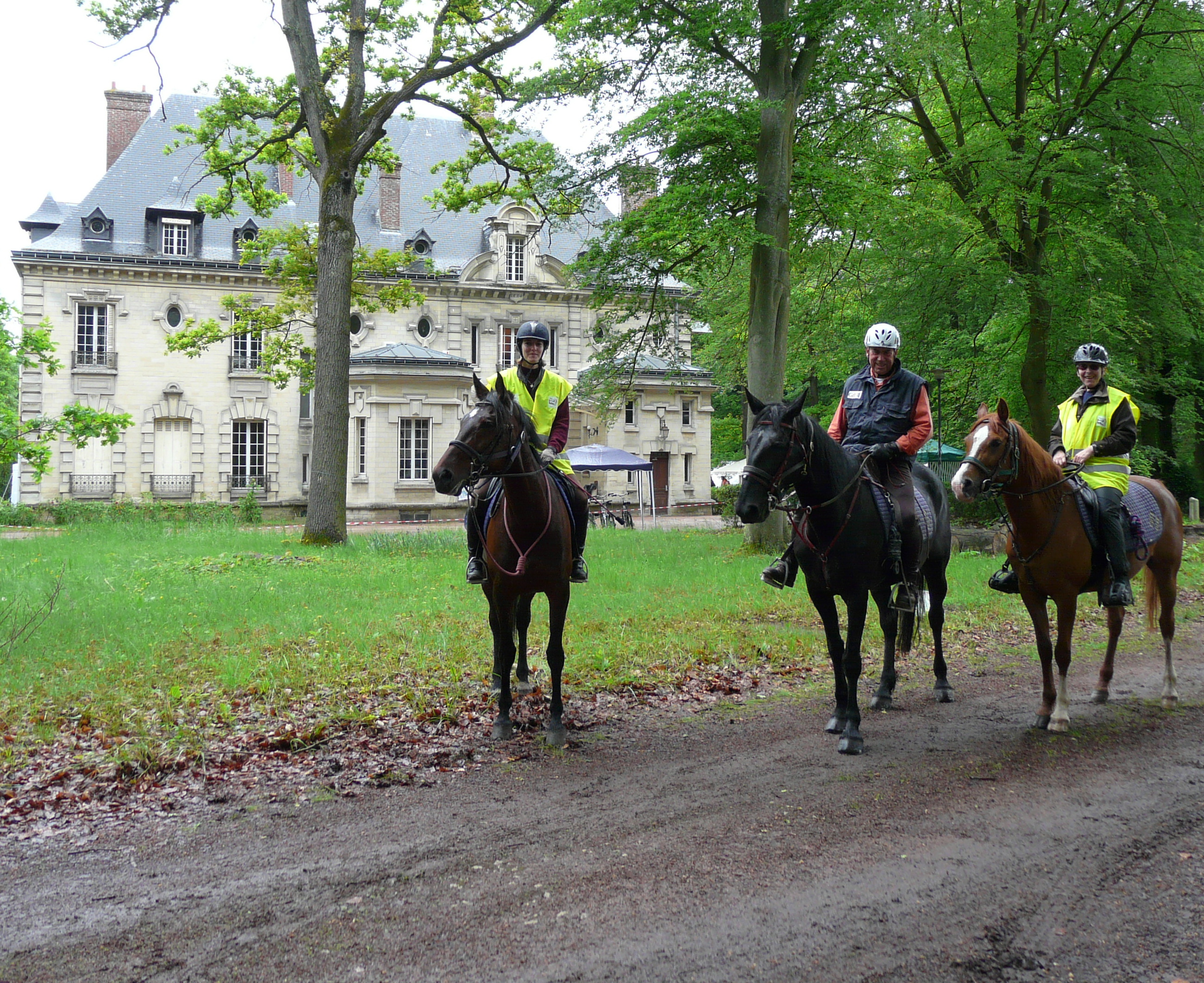 Cavaliers devant la maison du Parc