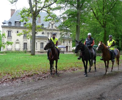 Cavaliers devant la maison du Parc